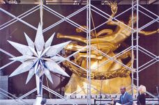 Swarovksi Star in front of Rockefeller Center´s Prometheus